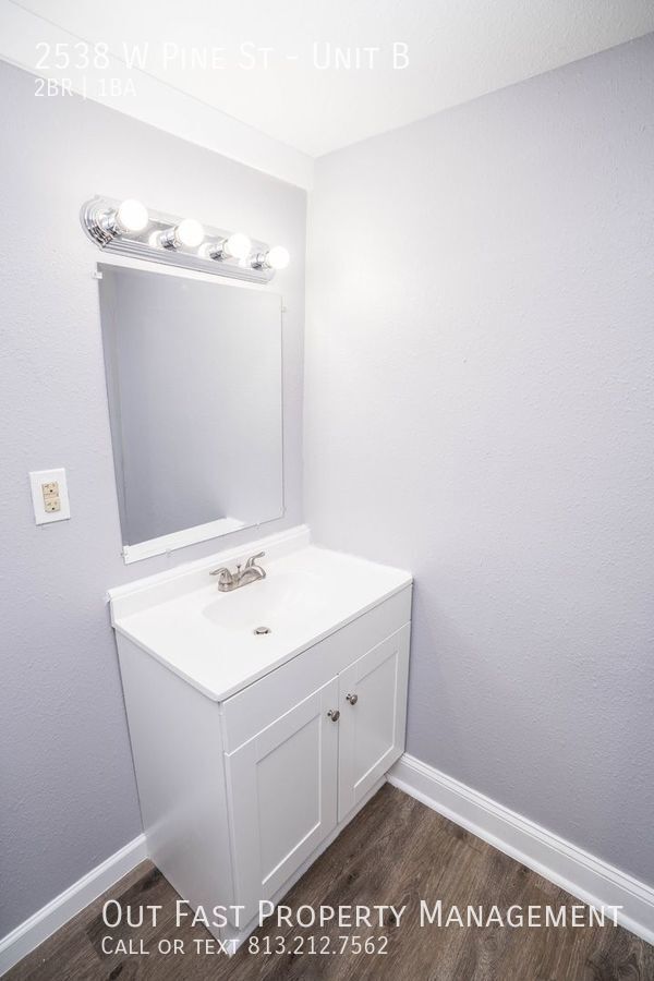 Building Photo - Freshly Renovated 2 Bedroom/1 Bath