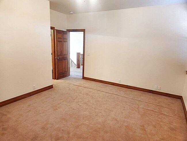 Building Photo - Beautiful Ranch Place Home