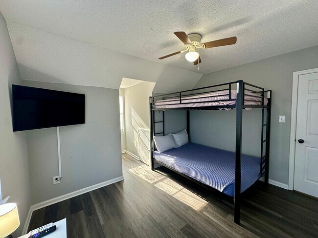 Building Photo - 9501 Pondside Ln