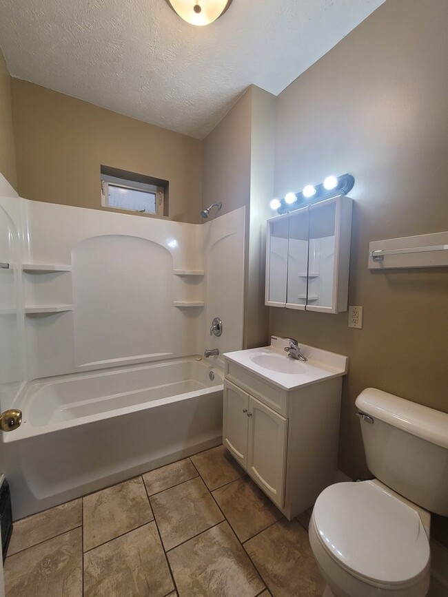 Building Photo - Beautiful Two Bedroom Townhome!
