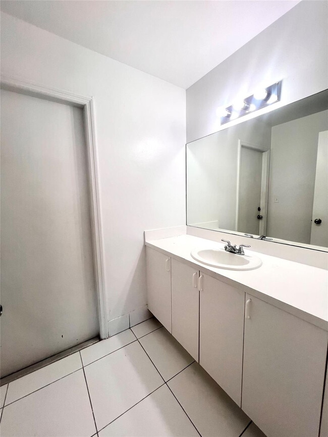 Building Photo - 4145 NE 21st Terrace