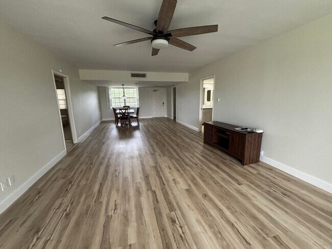 Building Photo - 555 Oaks Ln