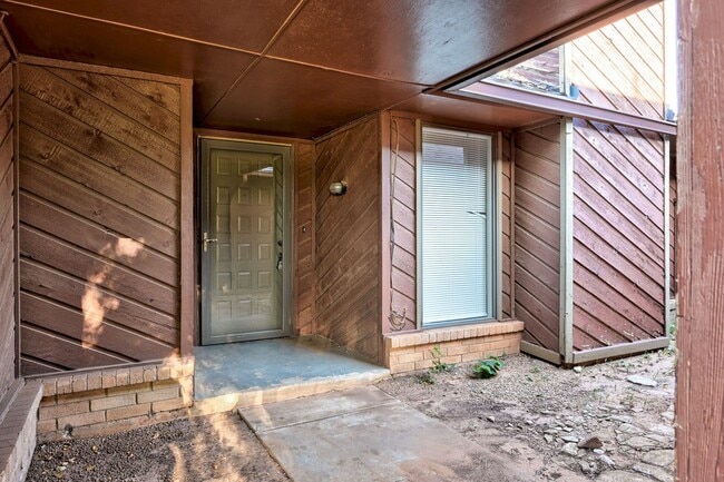 Building Photo - Welcome to your next home—a charming 2-bedroom, 2-bathroom retreat