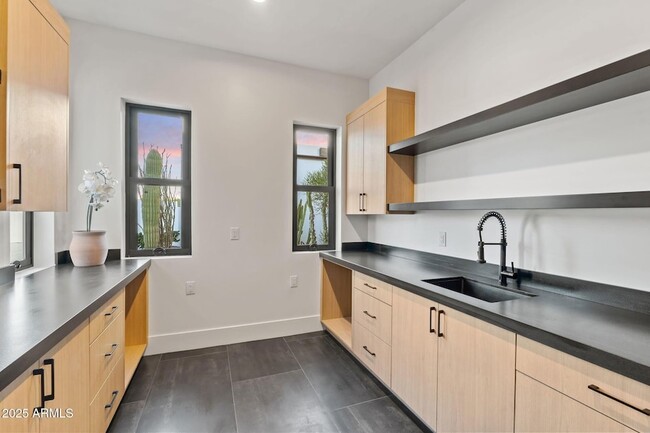 Building Photo - 3135 E Palo Verde Dr