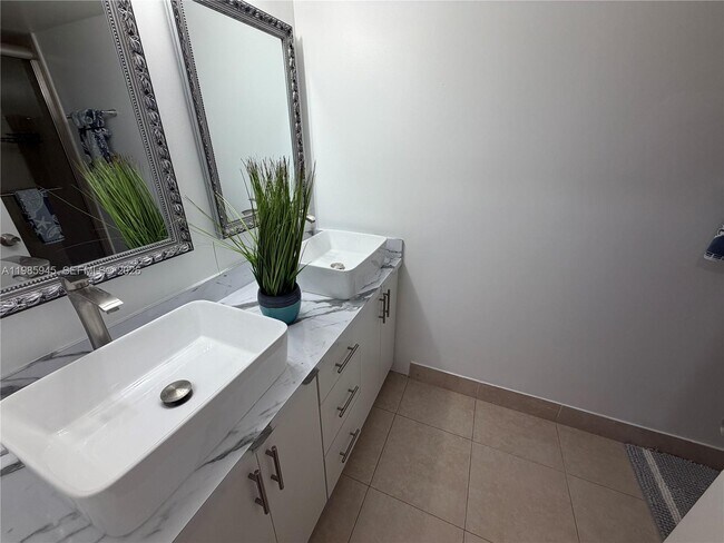 Building Photo - 3962 Inverrary Dr