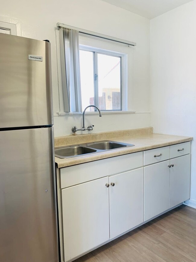 Interior Photo - 727-729 W 74th St