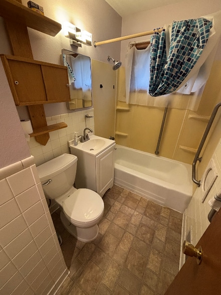 Building Photo - 2057 Emerald Ln