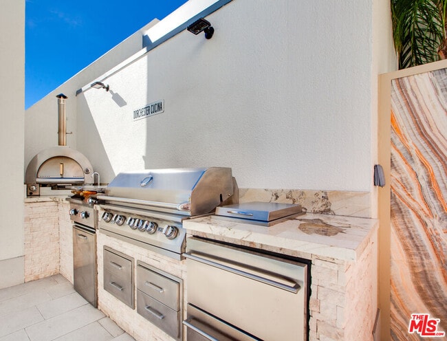 Building Photo - 10520 Wilshire Blvd