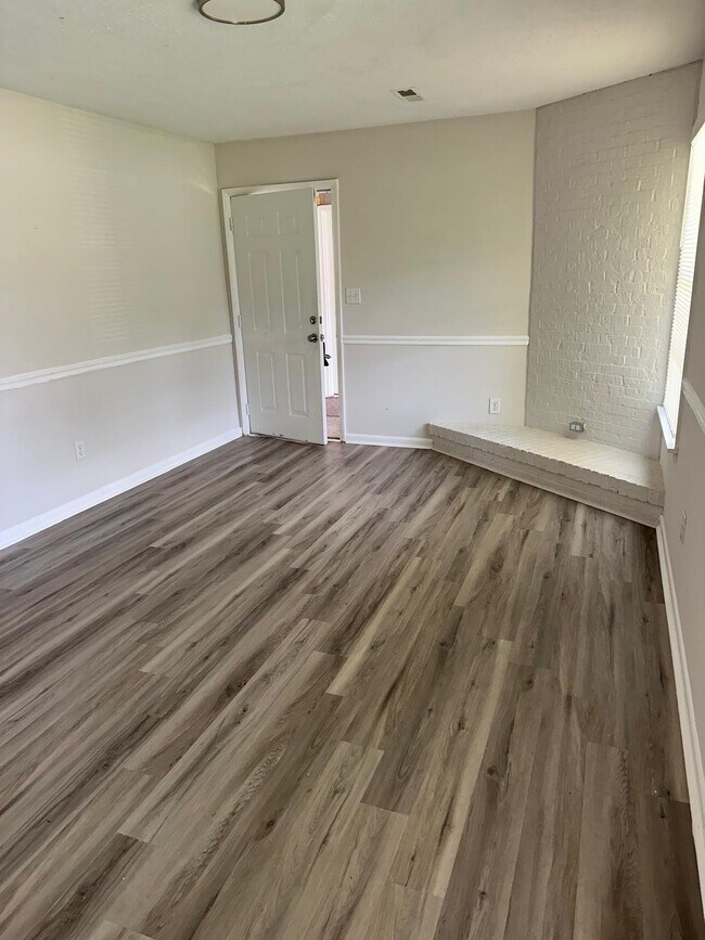 Building Photo - 208 Cloverleaf Dr