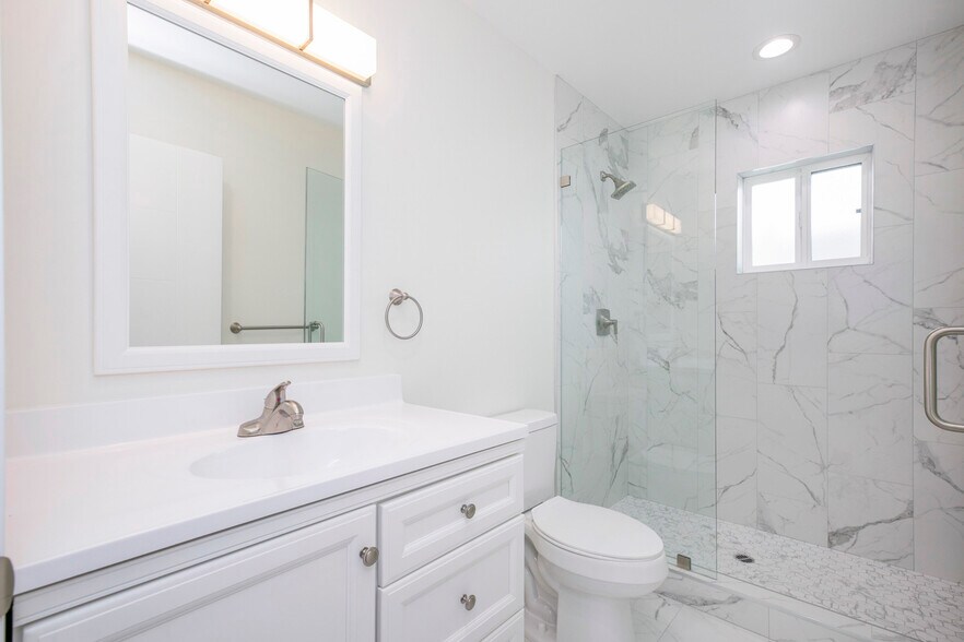 Building Photo - 10422 Woodley Ave