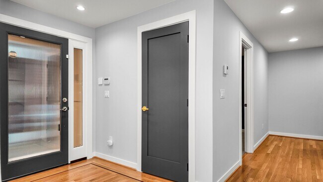 Building Photo - 3bd/2.5ba Seattle Townhome