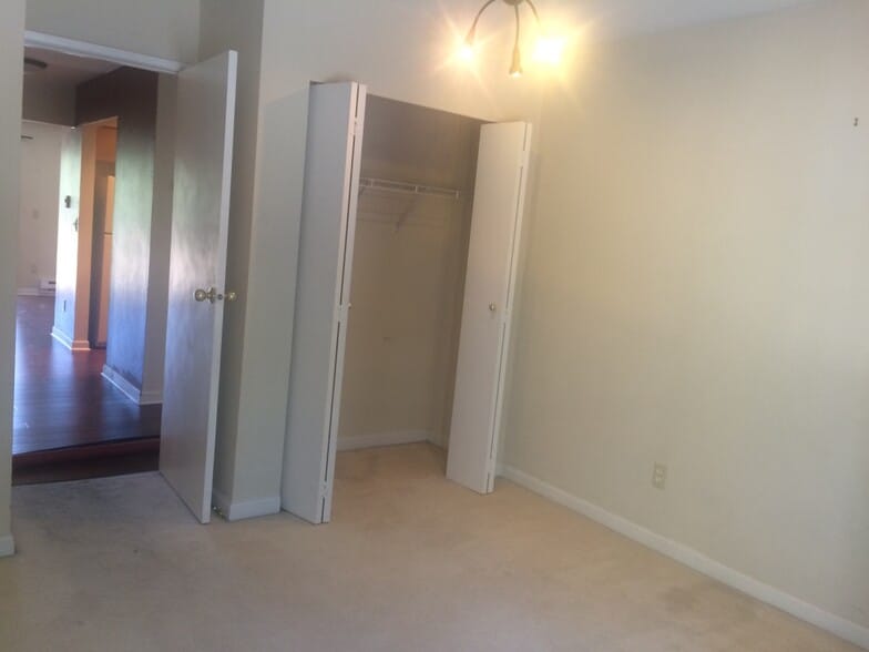 Guest bedroom - 10424 NE 32nd Plz