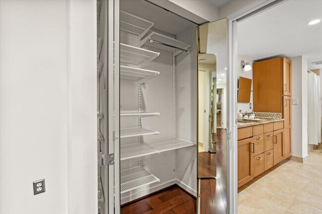 Building Photo - 1530 Key Blvd