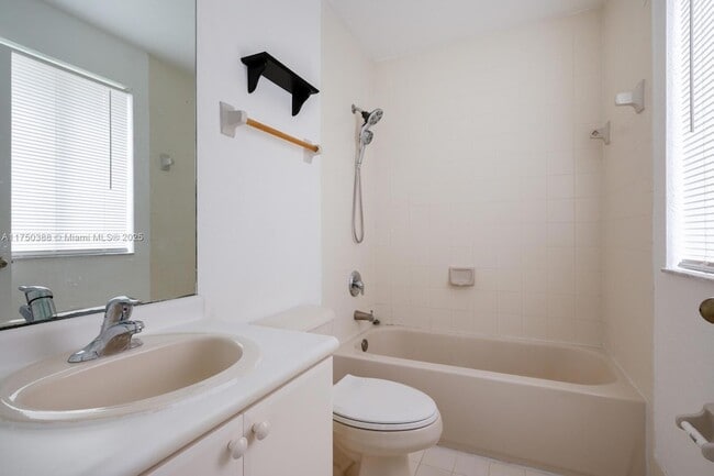 Building Photo - 2818 SE 16th Ave