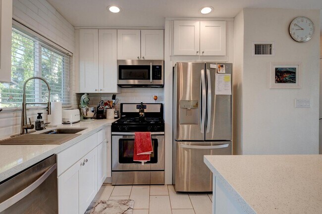 Building Photo - 75240 Camello Ct N