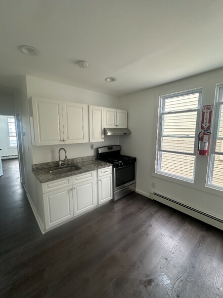 Primary Photo - 41 Hinsdale Pl