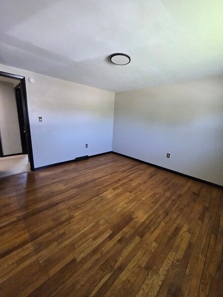 Building Photo - 1403 E 38th St
