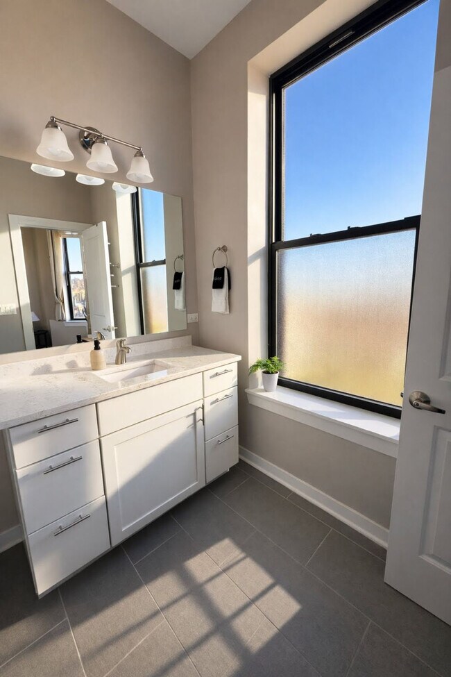 Building Photo - 736 N Throop St