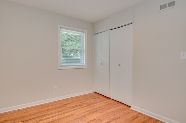 Building Photo - 1406 Ridgewood Dr