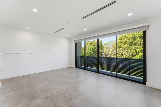 Building Photo - 2840 SW 32nd Ct