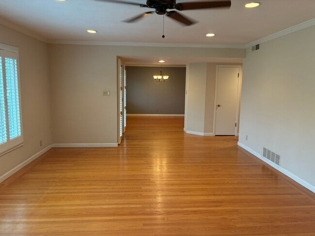 Building Photo - Beautiful 3 bedroom/1.5 bath Home in S. Land Park