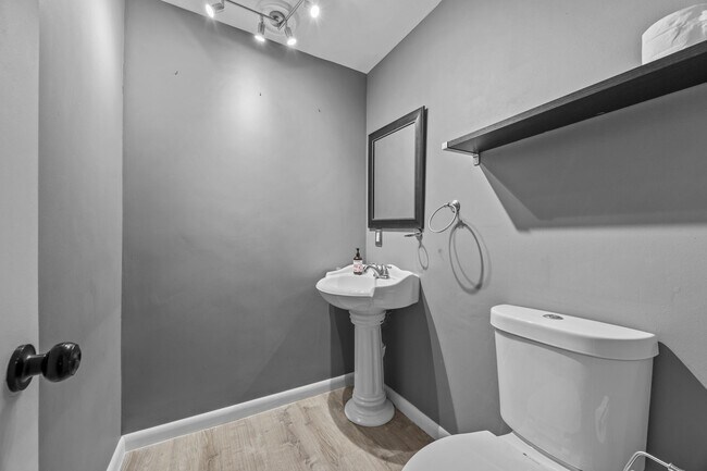 Building Photo - 1520 Shaker Cir