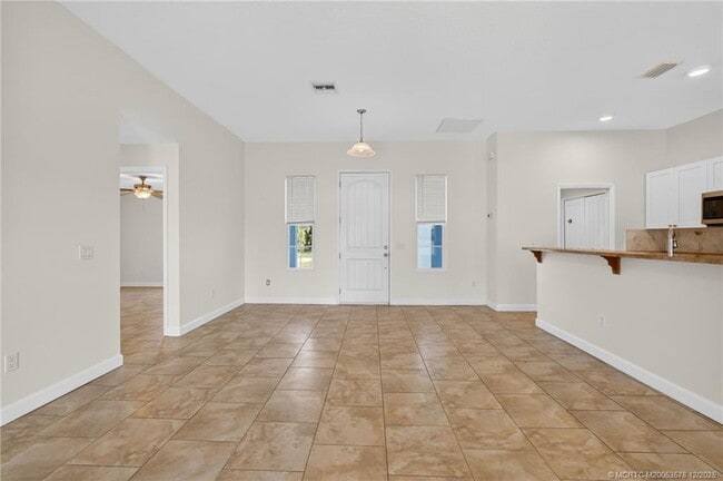 Building Photo - 1855 17th Ave SW