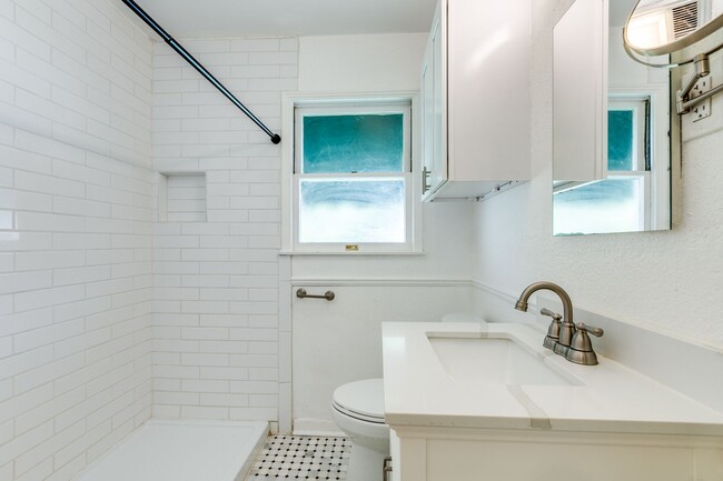 Building Photo - Charming Home in Alamo Heights ISD with Bo...