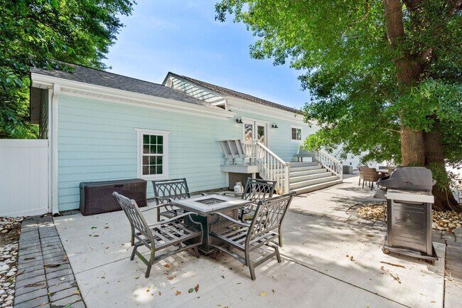Building Photo - 433 Belle Dr