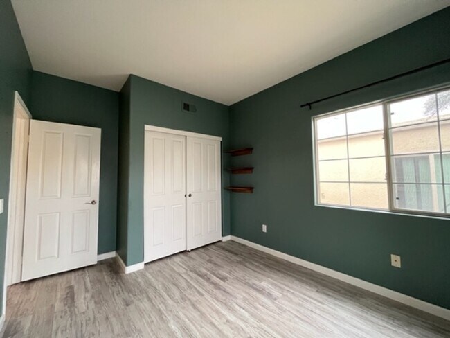 Building Photo - OB Beach House! 3 Bed 2.5 Bath A Block From the Water