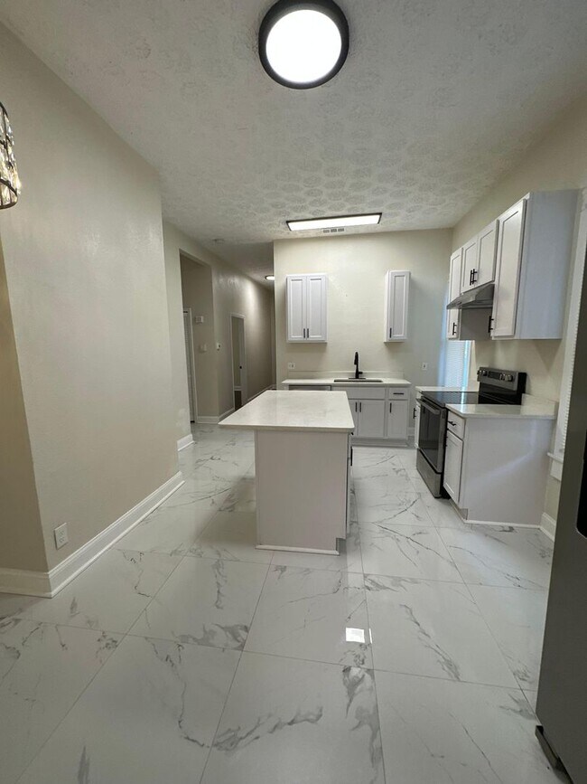 Building Photo - Fully Renovated 4/1-Single Family  Availab...