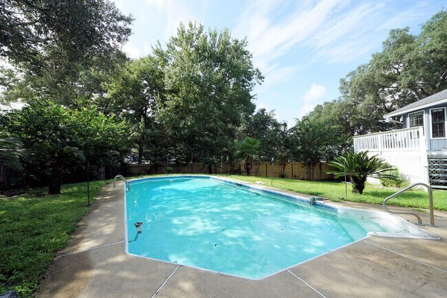 Building Photo - 504 Miller Ln
