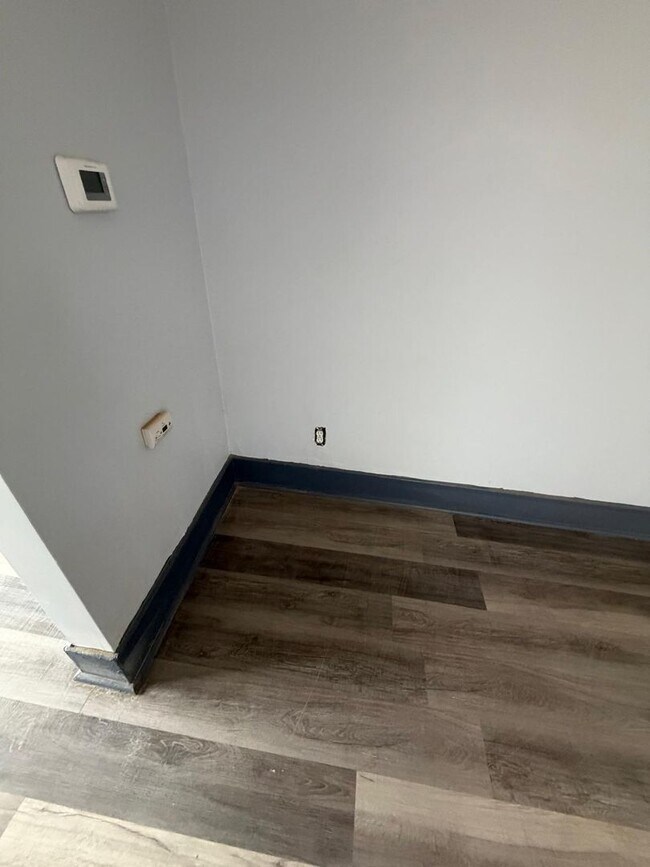 Building Photo - 4 bedroom 2 full bathroom!