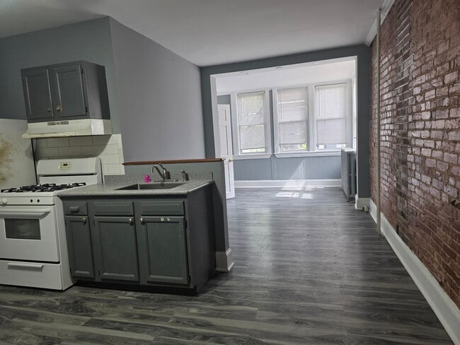 Building Photo - 816 W 11th St