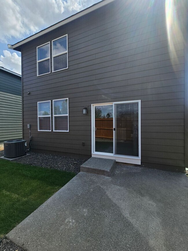 Building Photo - Stunning 4-Bedroom Pet-Friendly Home for L...