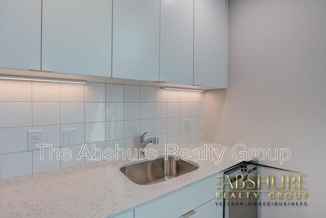 Building Photo - 600 S Duke St