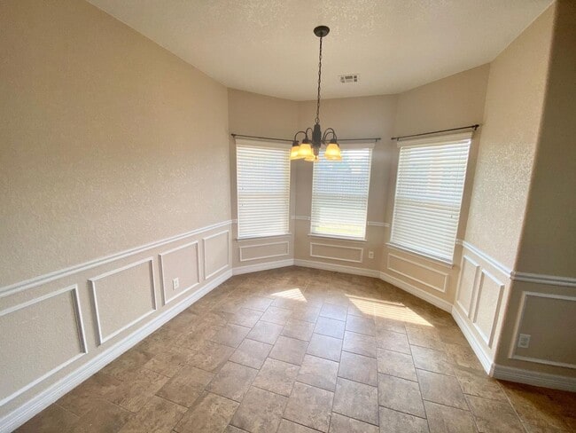 Building Photo - AVAILABLE NOW!