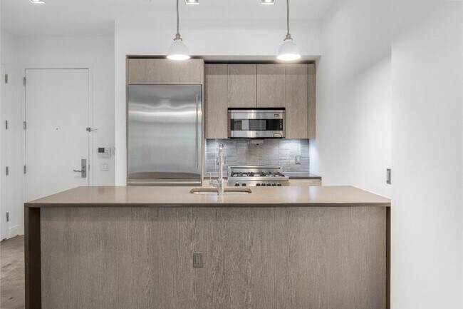 Building Photo - 148 1st St