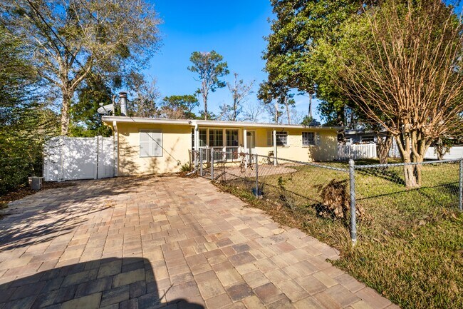 Building Photo - 3023 Lorman Dr