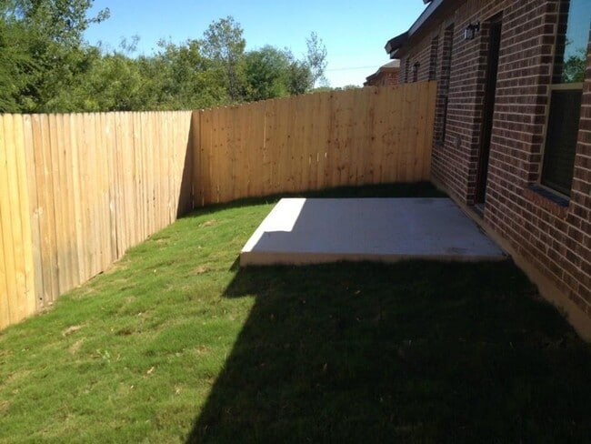 Building Photo - 125-131 Creekside Villa Dr