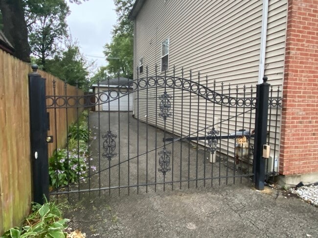 Primary Photo - 9760 S Winston Ave
