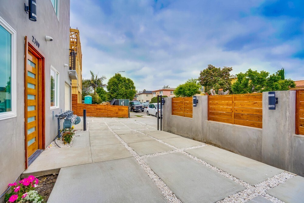 Building Photo - 2300 Carmona Ave
