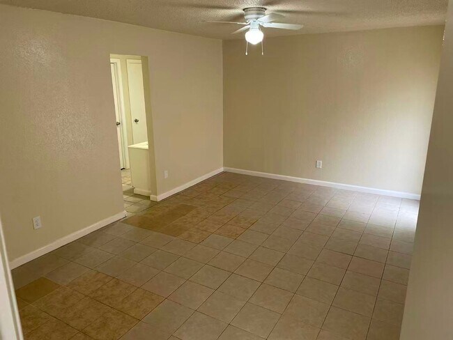 Building Photo - Beautiful 4 Bedroom 2 Bathroom in Plano!