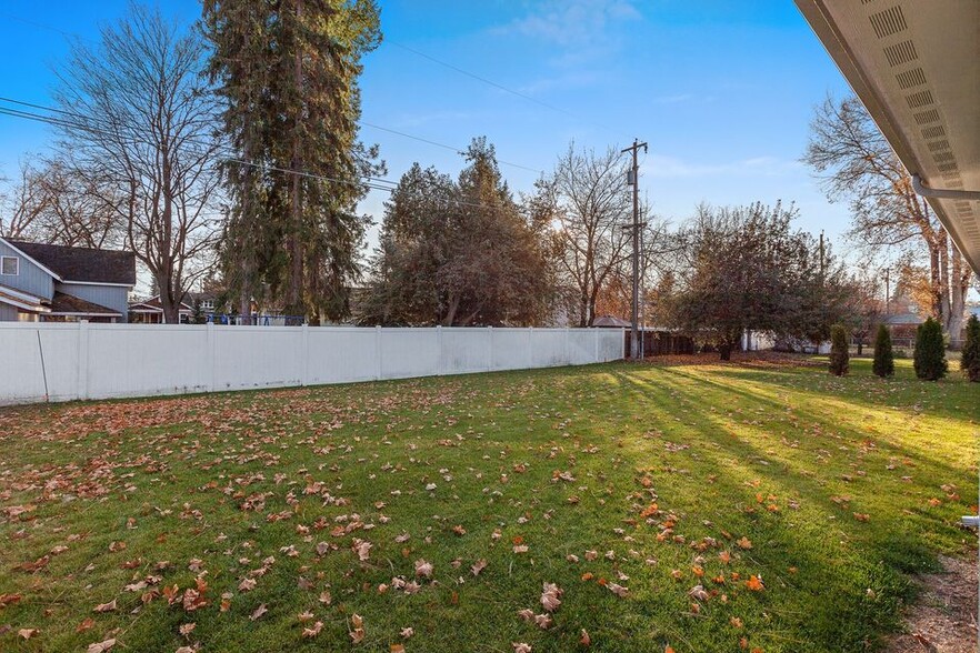 Building Photo - 408 W Davidson Ave