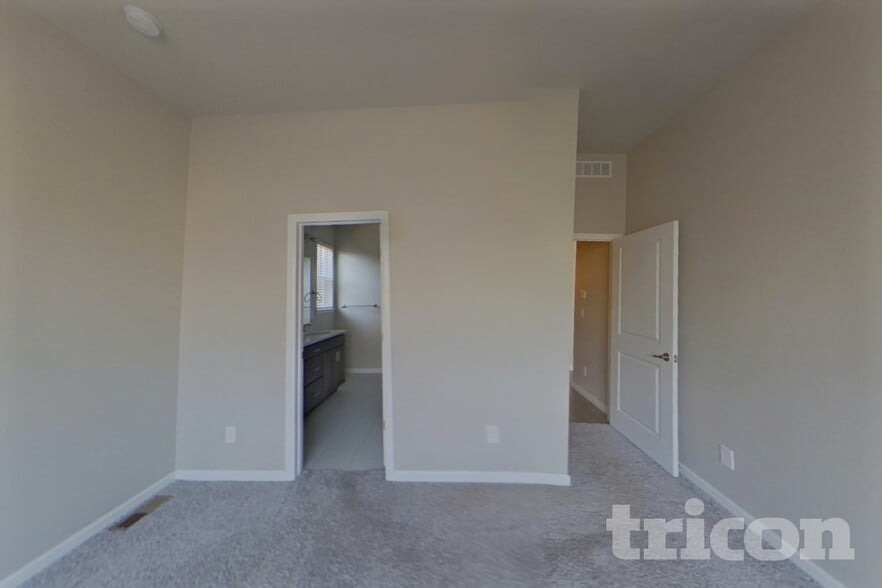 Building Photo - 686 Ranchhand Dr