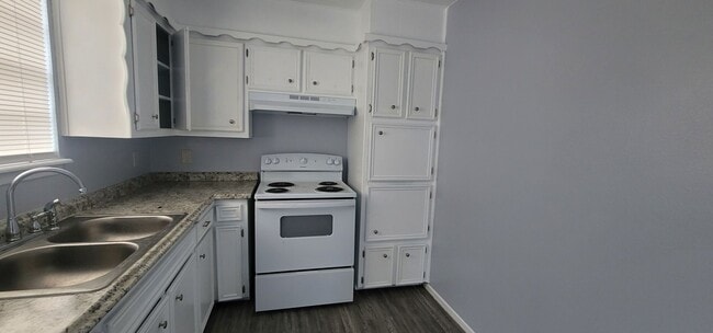 Building Photo - Beautiful and Spacious Home with a Large B...