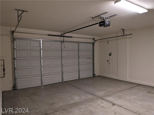 Building Photo - 909 Old Creek Way