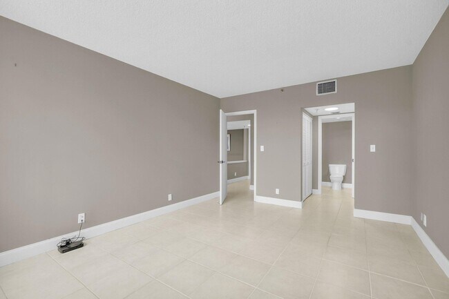 Building Photo - 6895 Willow Wood Dr
