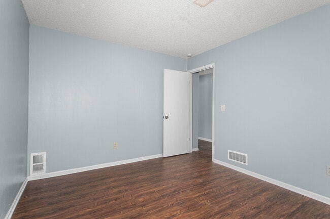 Building Photo - 402 NE Independence Ave