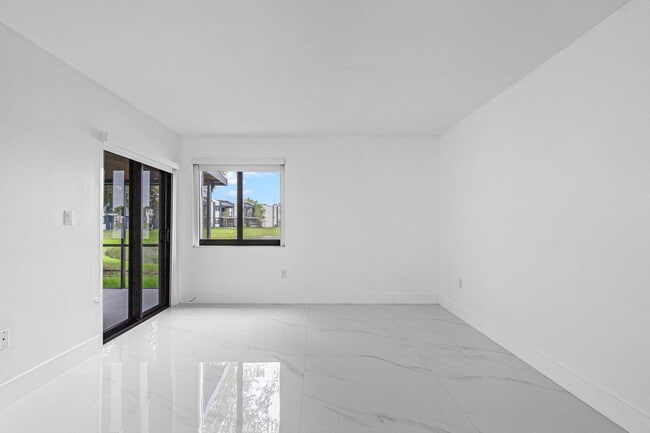 Building Photo - 510 W Park Dr